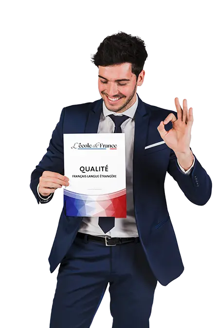 Un homme tient un papier, il est marqué "qualité" dessus